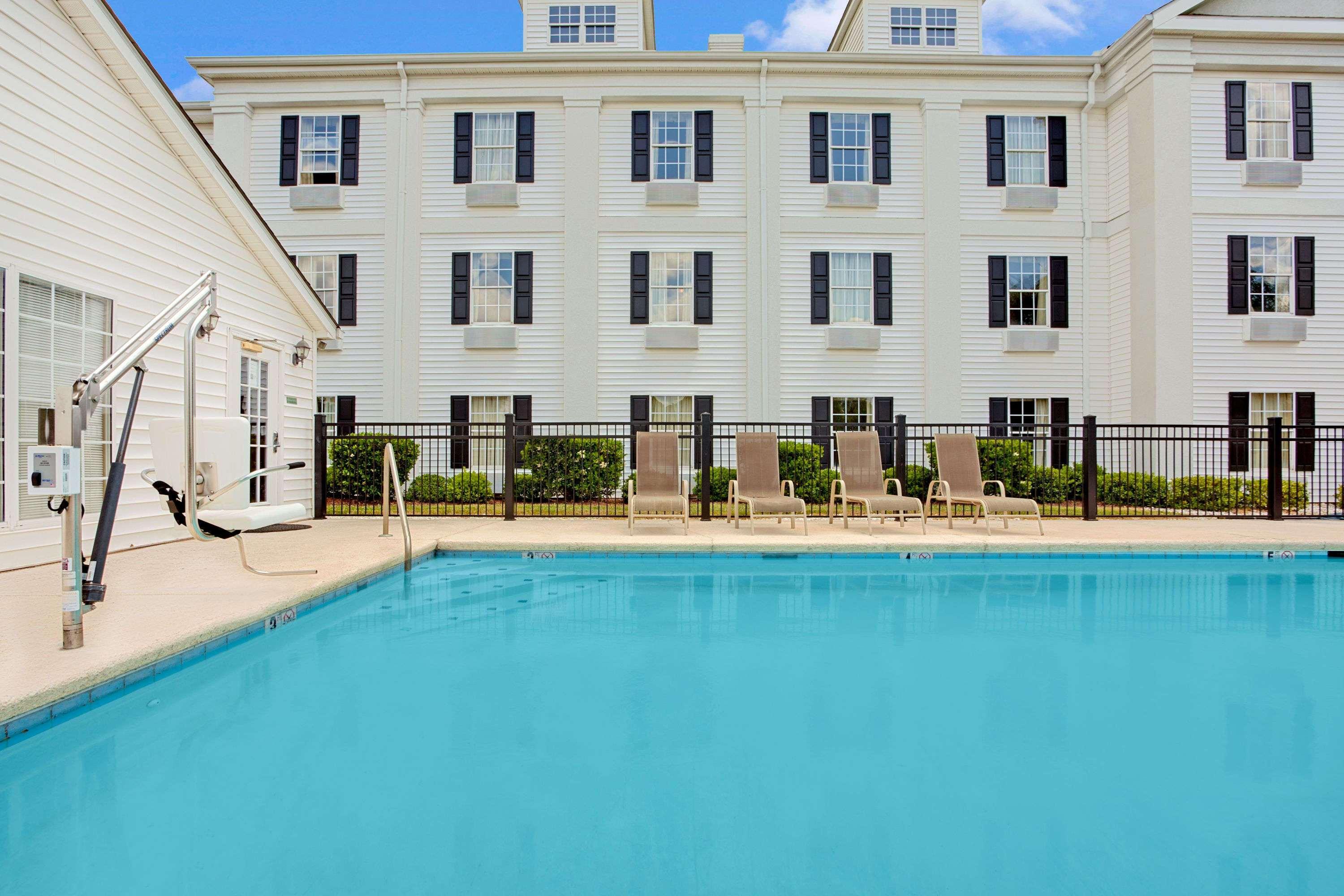 Baymont By Wyndham Pearl Hotel Exterior photo