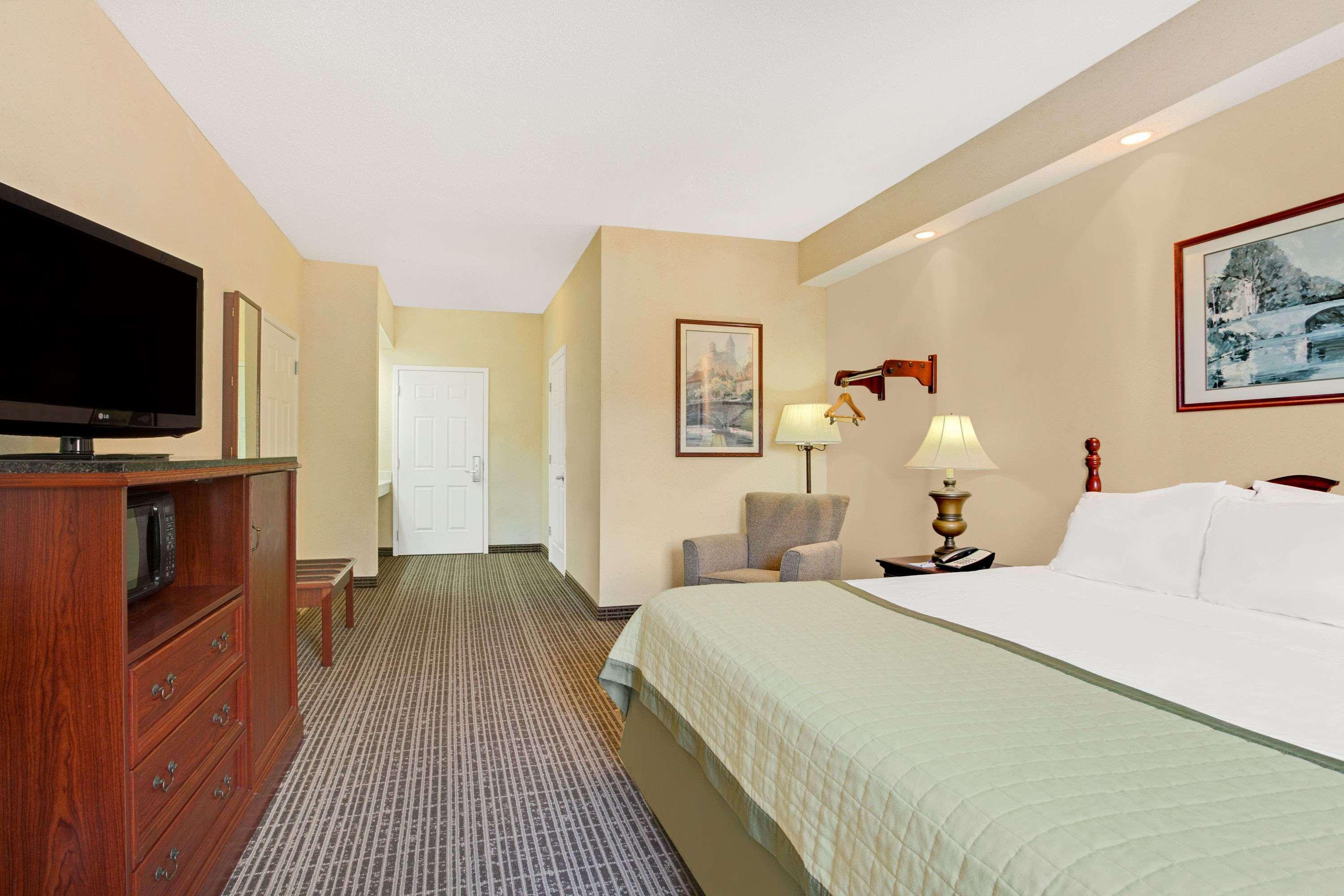 Baymont By Wyndham Pearl Hotel Exterior photo