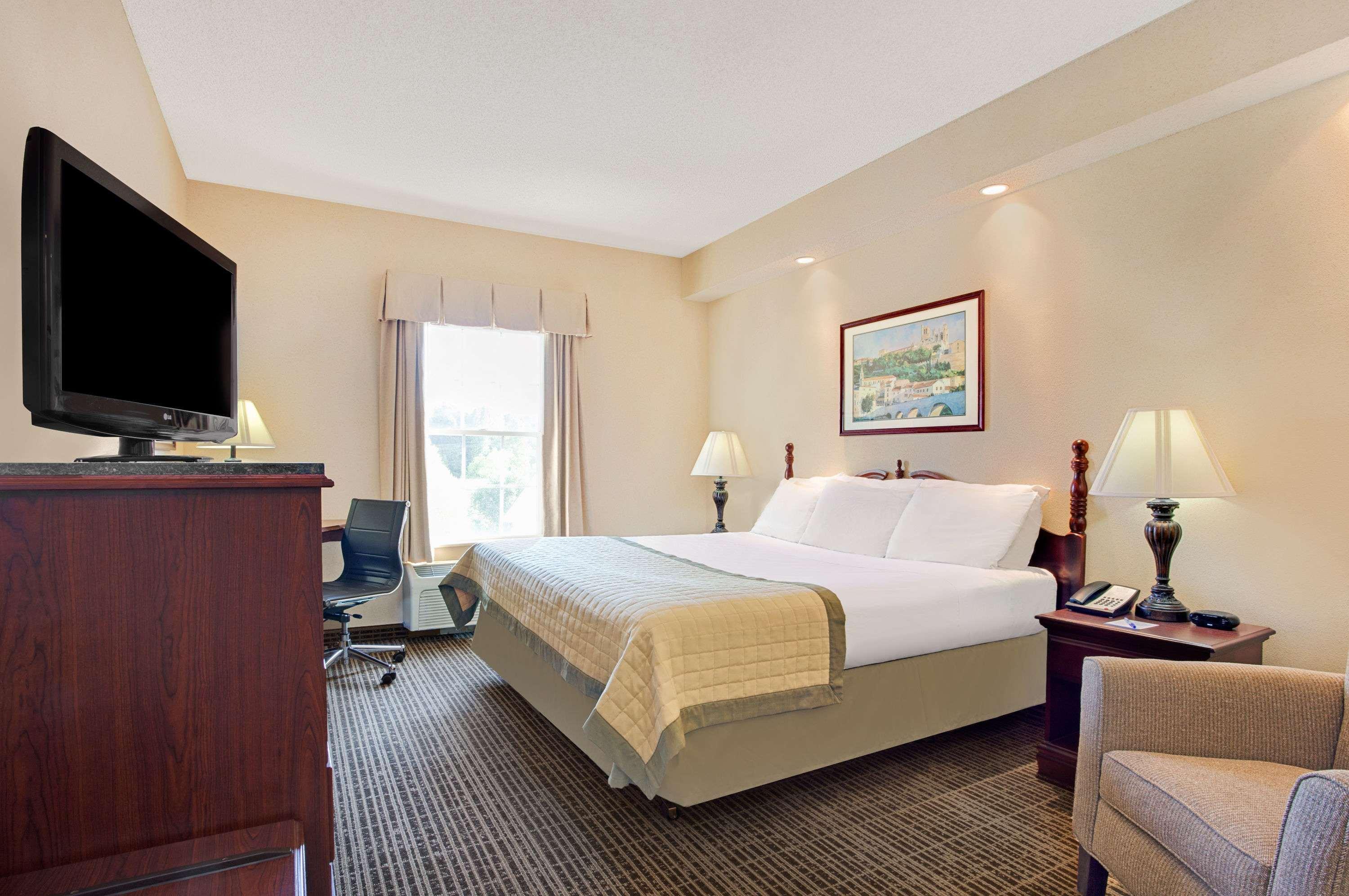 Baymont By Wyndham Pearl Hotel Exterior photo