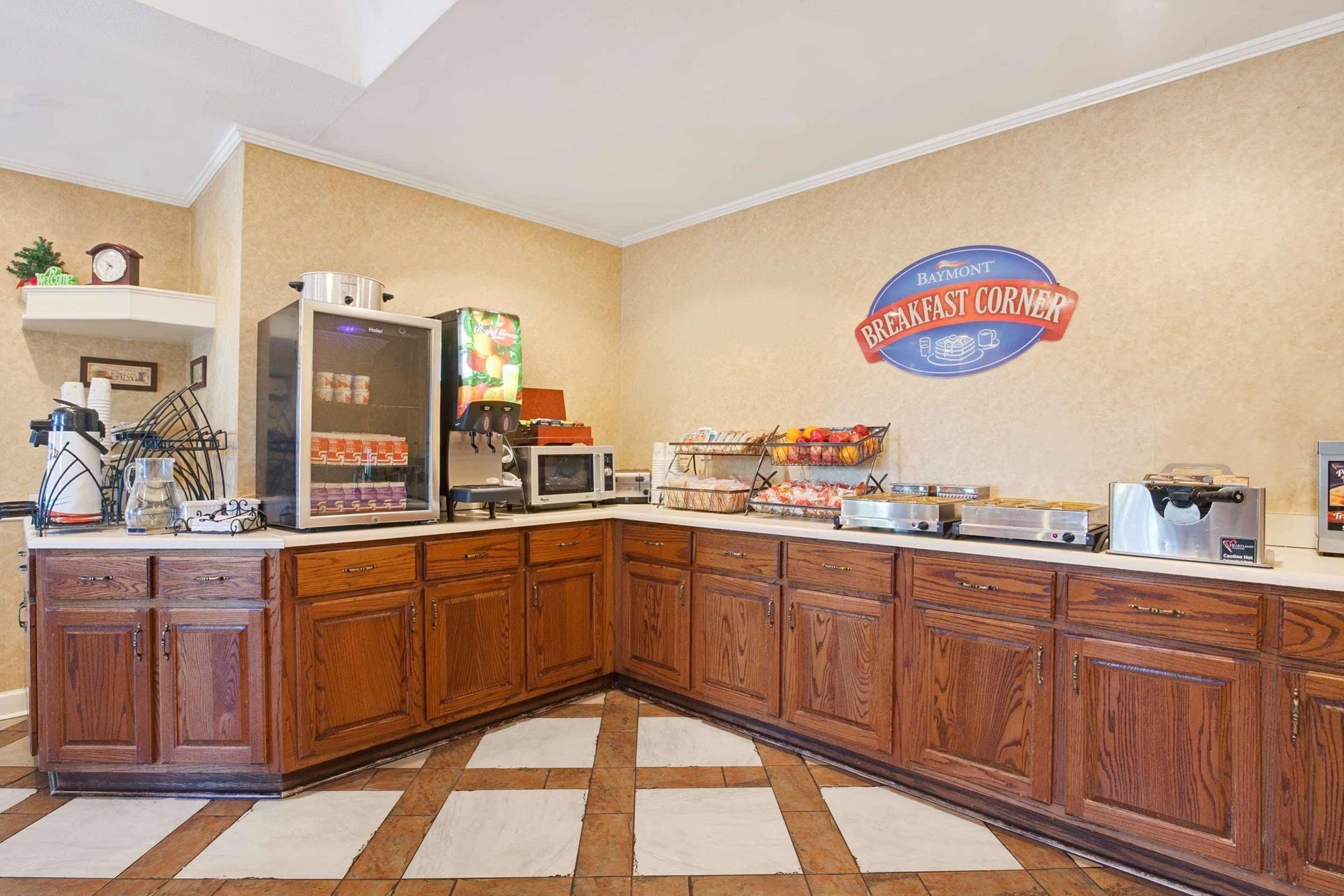 Baymont By Wyndham Pearl Hotel Exterior photo